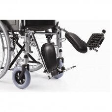 Neįgaliojo vežimėlis su reguliuojamo aukščio nuimamais pakojais